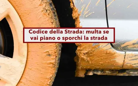Ruota e carrozzeria di un'auto ricoperte di fango. Il testo recita: "Codice della Strada: multa se vai piano o sporchi la strada".