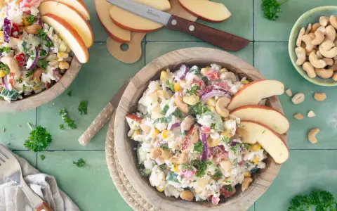Leckerer Reissalat mit Äpfeln, Cashewkernen und Mais. Ein frisches Reissalat Rezept für den Sommer.
