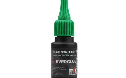 Flasche mit grünem Verschluss, die hochviskosen Cyanacrylatkleber der Marke EVERGLUE enthält. Ideal für Kunststoff, Gummi, Leder, Papier und Metall.