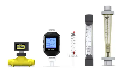 Ensemble de débitmètres, incluant un modèle numérique avec écran et un débitmètre à flotteur, pour mesurer le débit de liquides.