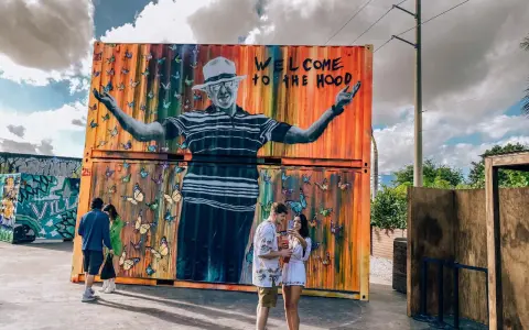 Para zobaczyć Miami, odwiedź tę kolorową ścianę z motylami i muralem "Welcome to the Hood".