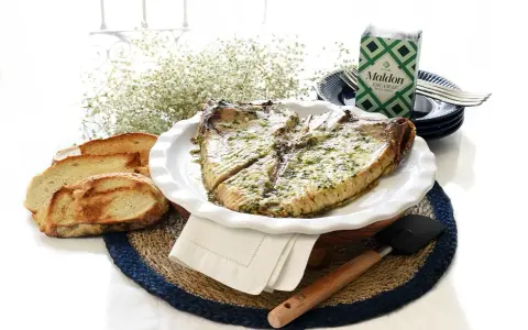 Deliciosa ventresca al horno, servida con pan tostado y hierbas frescas. Un plato perfecto para disfrutar.