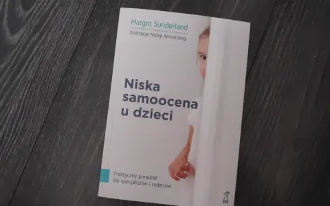 Książka "Niska samoocena u dzieci" Margot Sunderland. Na okładce fragment twarzy dziecka ukrywającego się za białą zasłoną.