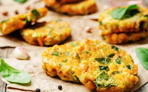 Tortitas doradas y crujientes, perfectas para tus recetas con garbanzos. Con espinacas y zanahoria, son un plato saludable y delicioso.