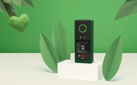 El detector Bosch Truvo, uno de los tipos de detectores, se muestra rodeado de hojas verdes y un corazón de papel.