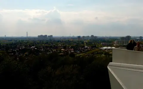 Blick über den Wolkenhain Berlin mit Menschen auf einer Aussichtsplattform.