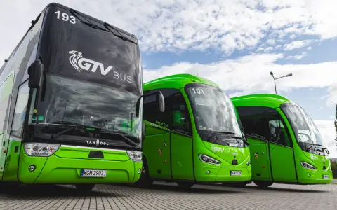 Trzy zielone autokary GTV Bus stoją obok siebie. Sprawdź neobus rozkład jazdy i zaplanuj podróż!