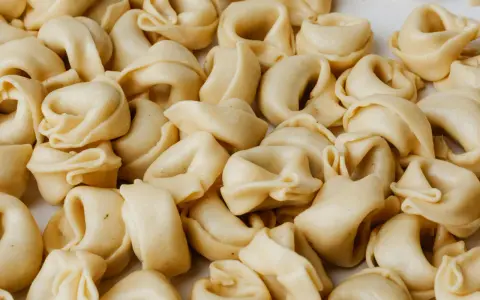 Tortellini z grzybami: Najlepsze sosy i dodatki - sprawdź!
