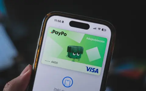 Jak dodać kartę do portfela? Na ekranie telefonu widać wirtualną kartę PayPo Visa z zabawną postacią.