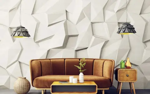 Sofá marrón y mesa de centro con elementos decorativos frente a una pared con relieve que combina papel pintado y pintura.