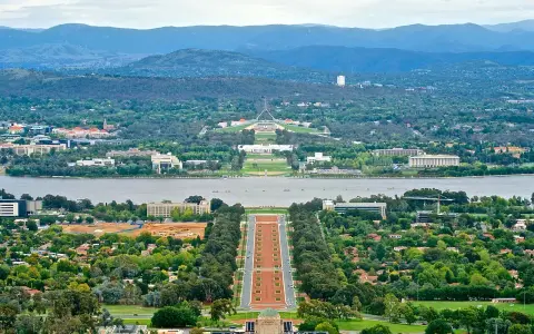 Widok na stolicę Australii, Canberrę, z Parlamentem i jeziorem.