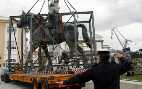 Grúa transporta estatua ecuestre. Quizás sea la que se erigió en el lugar donde nació Franco, en El Ferrol.