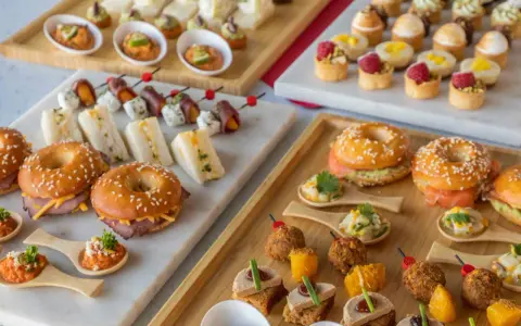Plateau de finger food varié : mini-bagels, toasts, brochettes et verrines. Parfait pour un apéritif gourmand.