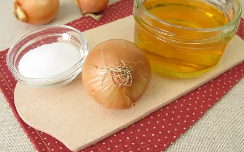 Składniki na syrop z cebuli: cebula, cukier i miód. Domowy sposób na przeziębienie.