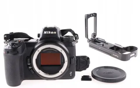Nikon Z6, czyli co to lustrzanka, z uchwytem SmallRig i dekielkiem.