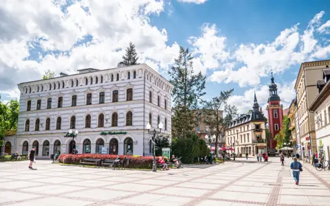 Rynek w Cieplicach Zdroju, z piękną architekturą i placem pełnym życia, to główne atrakcje tego uzdrowiska.