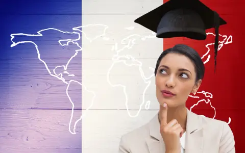 Mujer con birrete de graduación, pensando en su futuro, quizás preparándose para el delf exam, sobre un fondo con el mapa del mundo y la bandera de Francia.