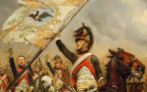 Un porte-étendard, au cœur des 10 batailles de Napoléon, brandit fièrement l'aigle impérial. Cavaliers et chevaux chargent.