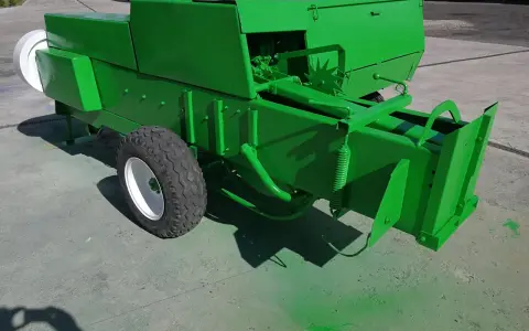 Zielona prasa zwijająca, produkt agtech, gotowa do pracy na polu.