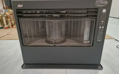 Stufa Zibro Kamin Laser, pronta per la riparazione. Un classico per un calore affidabile.
