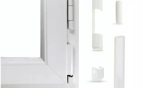Białe nakładki na zawiasy do drzwi wewnętrznych, chroniące mechanizm i poprawiające estetykę.