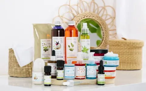 Des produits Aroma-Zone pour le soin du corps et des cheveux, dont un sérum à l'acide hyaluronique. L'urée, un composant hydratant, est souvent présente dans ces soins.