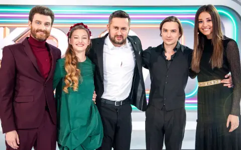 Pięć osób na scenie, w tym młoda dziewczyna w zielonej sukience. Chcesz wiedzieć, koło fortuny jak się zgłosić?
