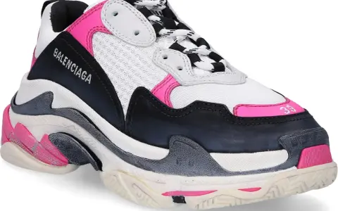 Stylowe balenciaga triple s damskie w kolorze białym, czarnym i różowym.