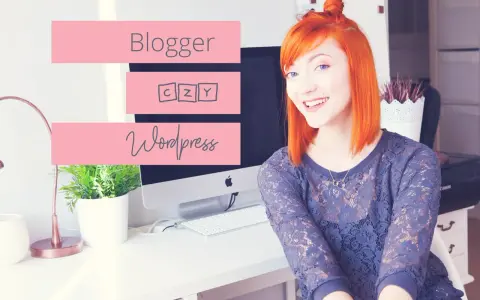 Uśmiechnięta rudowłosa kobieta siedzi przy biurku z komputerem, na którym widnieją napisy "Blogger" i "Wordpress".