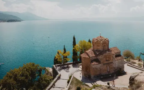 Kościół na klifie nad jeziorem w Macedonii. Winiety z Ohridu zachwycają widokiem.