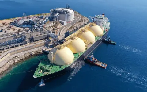 Statek z gazem LNG przy terminalu. Zmiana sprzedawcy gazu to ważny krok w dywersyfikacji dostaw energii.