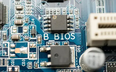 Nahaufnahme einer Hauptplatine mit der Aufschrift "BIOS". Hier kann man die BIOS-Version auslesen, cmd.