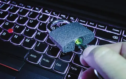 Klucz w zamku na klawiaturze laptopa. Symbolizuje to, jak sprawdzić czy plik ma wirusa i chronić dane.