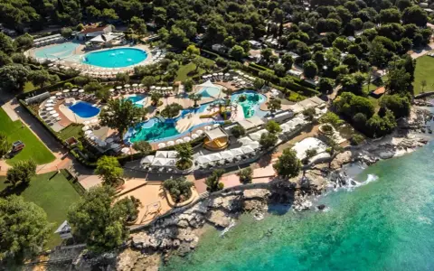 Widok z lotu ptaka na luksusowy camping Polari w Chorwacji z basenami, zjeżdżalniami i widokiem na turkusowe morze.