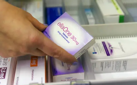 Hand greift nach ellaOne 30mg Tablette. Informationen zu ellaOne Nebenwirkungen sind auf der Packung zu finden.