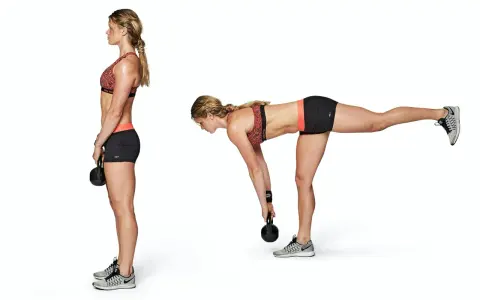 Kvinnlig atlet utför marklyft för rumpa med kettlebell. En bild visar henne ståendes, den andra i en böjd position med ett ben lyft bakåt.