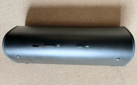 Schwarzer Sonos Roam Lautsprecher mit USB-C-Anschluss, Power-Taste und Bluetooth-Symbol. Bereit, das Sonos Roam Bluetooth zu verbinden.