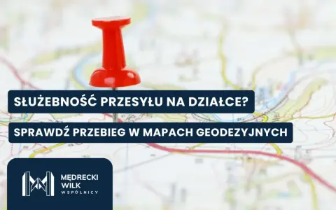 Czerwony pinezka na mapie, tekst: "Służebność przesyłu na działce? Sprawdź przebieg w mapach geodezyjnych.