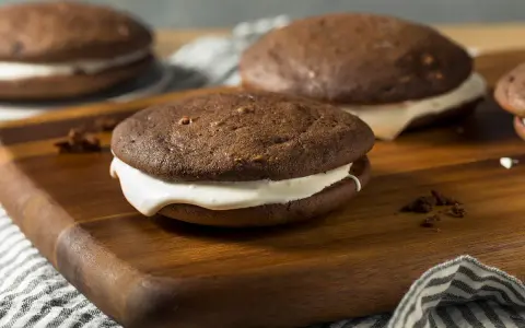Pyszne, czekoladowe ciastka z kremowym nadzieniem, przypominające kultowe Oreo. Idealne na deser.
