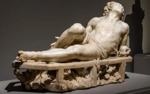 Sculpture en marbre d'un homme allongé, une des œuvres d'art de Le Bernin, capturant la douleur et la passion.