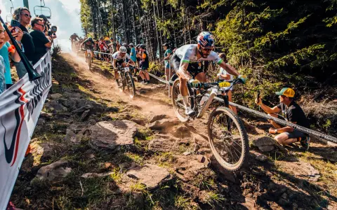 Wyścig mtb xc to adrenalina na kamienistym zjeździe. Kolarze walczą o każdy metr, a widzowie kibicują.