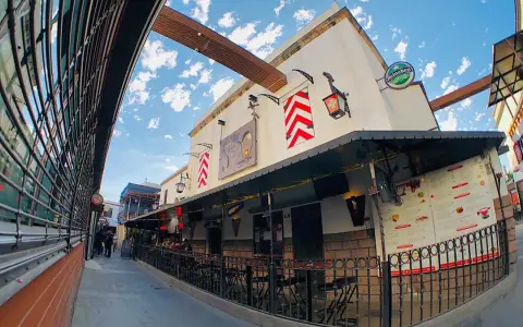 Descubre el Sótano Suizo Tijuana: Fondue y Chamorro desde 1986