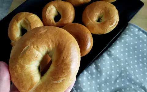 Świeżo upieczone bajgle, idealne na śniadanie. Prosty bajgle przepis, który każdy może wypróbować.
