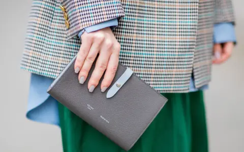 Manicure grigia in pendant con la borsa, un'idea su come abbinare lo smalto ai vestiti con un blazer a quadri e gonna verde.