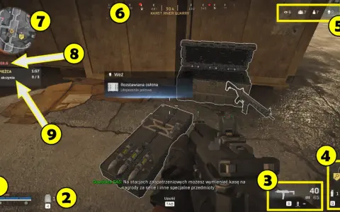 Gracz w Call of Duty Warzone zbiera łupy, celując w skrzynię z ulepszeniem polowym. W tle widać otwartą skrzynię z bronią.