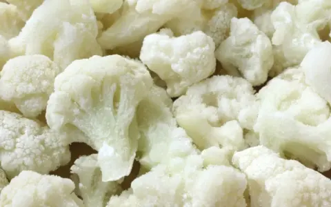 Gefrorene Blumenkohlröschen, bereit für die Lagerung. Perfekt für schnelles Kochen und gesunde Mahlzeiten. Blumenkohl einfrieren spart Zeit und Geld.