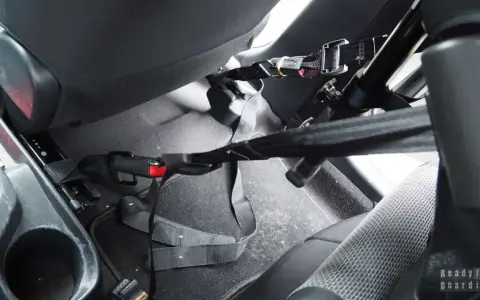 Widok na pasy bezpieczeństwa i mocowanie isofix w aucie. Gotowi na podróż!