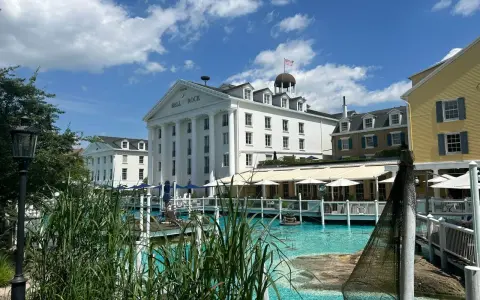 Das Hotel Bell Rock im Europa-Park, mit seiner weißen Fassade und Säulen, lädt zum Verweilen ein. Welches Hotel im Europa-Park ist das beste? Dieses hier sieht vielversprechend aus!