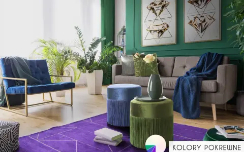 Elegancki salon z sofą, fotelem i pufami. Dominują głębokie zielenie, granat i fiolet. Pufy w odcieniach niebieskiego i **kolor seledynowy** dodają uroku.