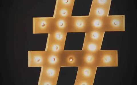 Un grande simbolo cancelletto illuminato da lampadine, un vero #portrait di luce e tendenza.